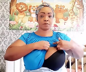 Mère nigériane montre comment masser et allaiter ses énormes mamelles