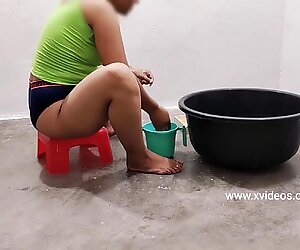 A guy with a zakar sangat besar having wild sex with a wanita tua dan laki muda dalam bilik mandi ekspatriat india di luar negara bhabhi