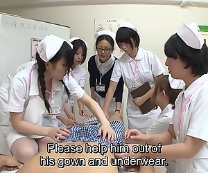 Jav infirmières femme vêtue, homme nu branlette démonstration de fellation sous-titré