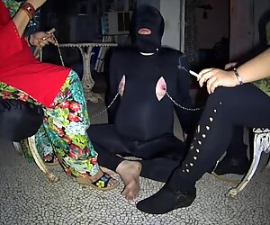 Perempuan simpanan makan guna ashtray