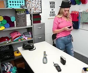 Adira Allure en ayant une bonne baise et en éjaculant avec Mike
