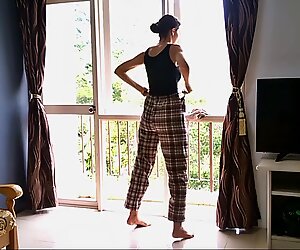 Bukserne falder ned og laver pligter i dansen